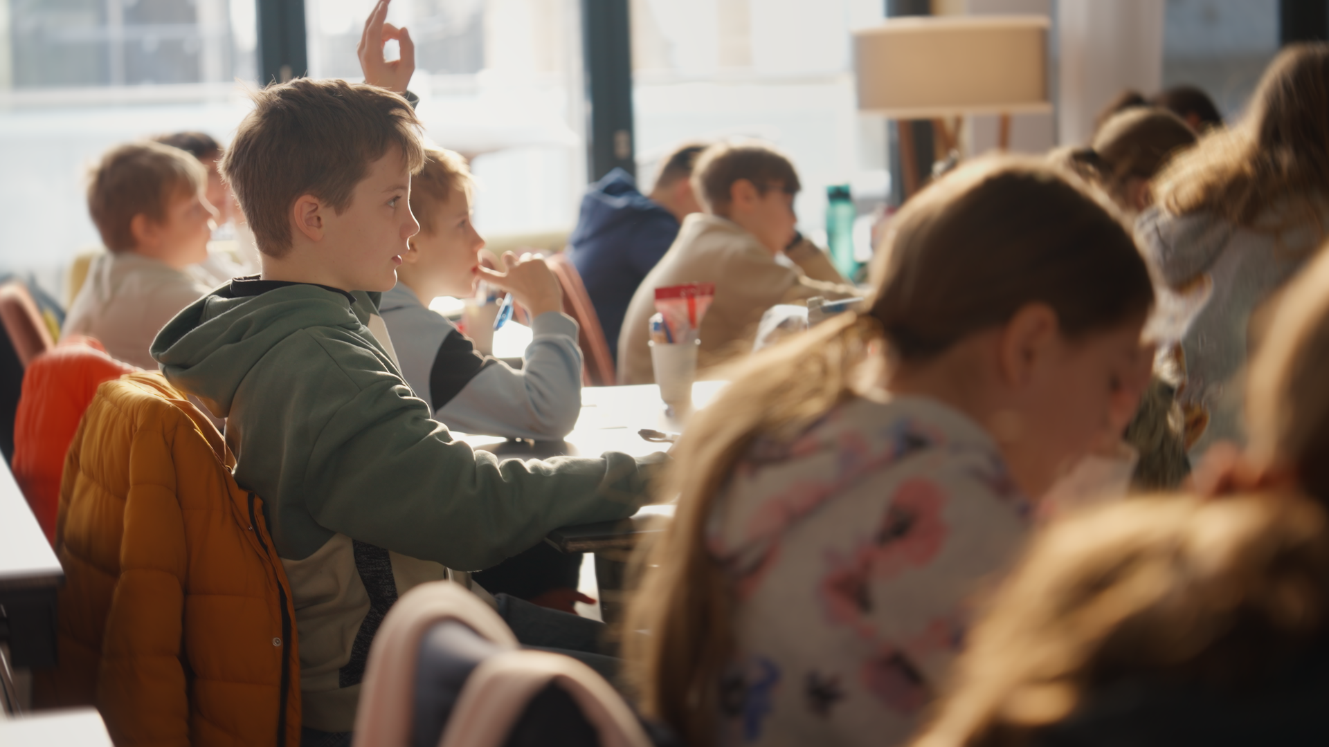 Kobak kiscsoportos személyes előkészítő — tanóra közben, diákok figyelnek és jelentkeznek
